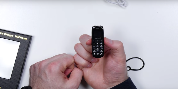 Dünyanın En Küçük Telefonu: J8!