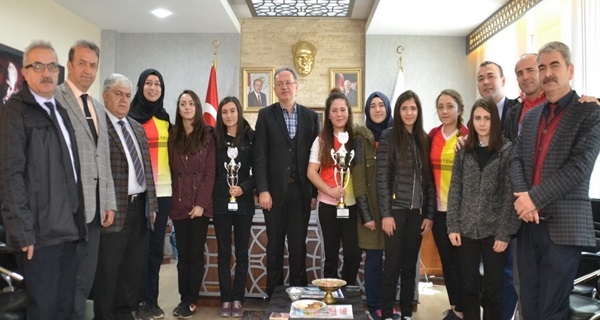 Bayan Badminton Takımından Başkan Akyol'a Ziyaret