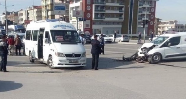 PAÜ Kavşağında Kaza, 8 Kişi Yaralandı