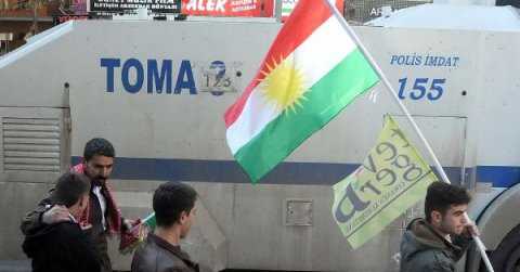 Diyarbakır'da Kürdistan bayrağı dağıttılar!