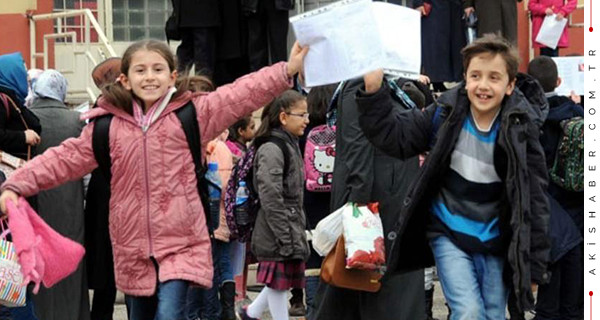 Yarın 18 Mart Pazartesi okullar tatil mi? 2019 resmi tatil günleri