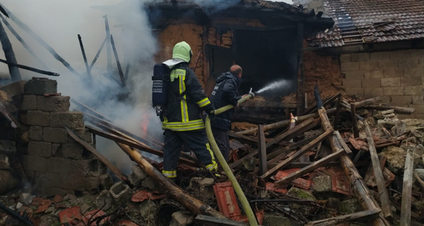 Çal'da Yangın: 4 Ev Hasar Gördü