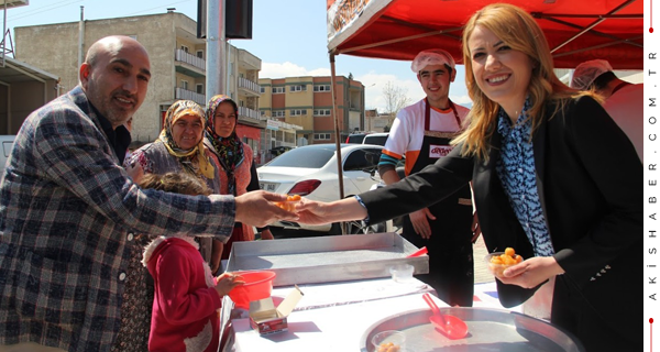 Doğan Hayır Lokmalarını Elleriyle Dağıttı