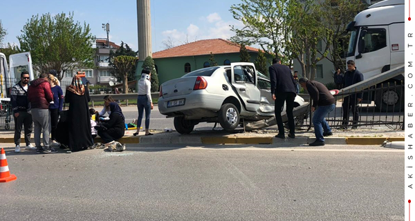Kontrolden Çıkan Araç Direğe Girdi: 5 Yaralı