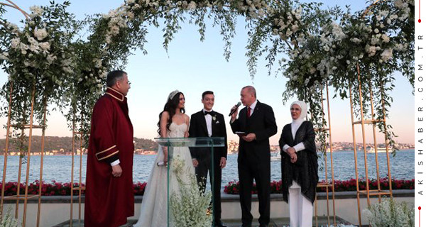 Mesut Özil ile Amine Gülşe evlendi!