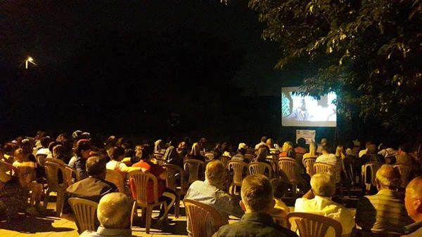 Baraj manzarasında sokak sineması keyfi