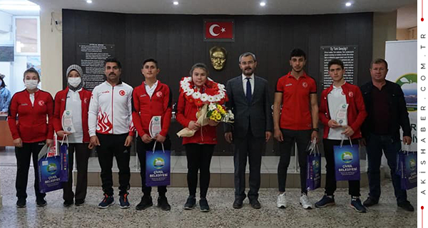 Dünya Birincisi Şifa Nur Karaışık Çiçeklerle Karşılandı