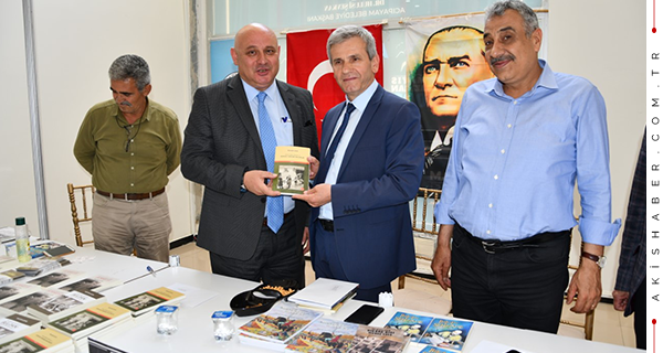 Buldan Belediye Başkanı Mustafa Şevik Kitaplarını İmzaladı
