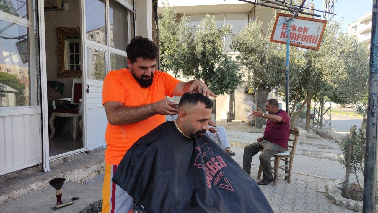 DENİZLİ’DE BERBERLERİN YENİ FİYAT TARİFESİ