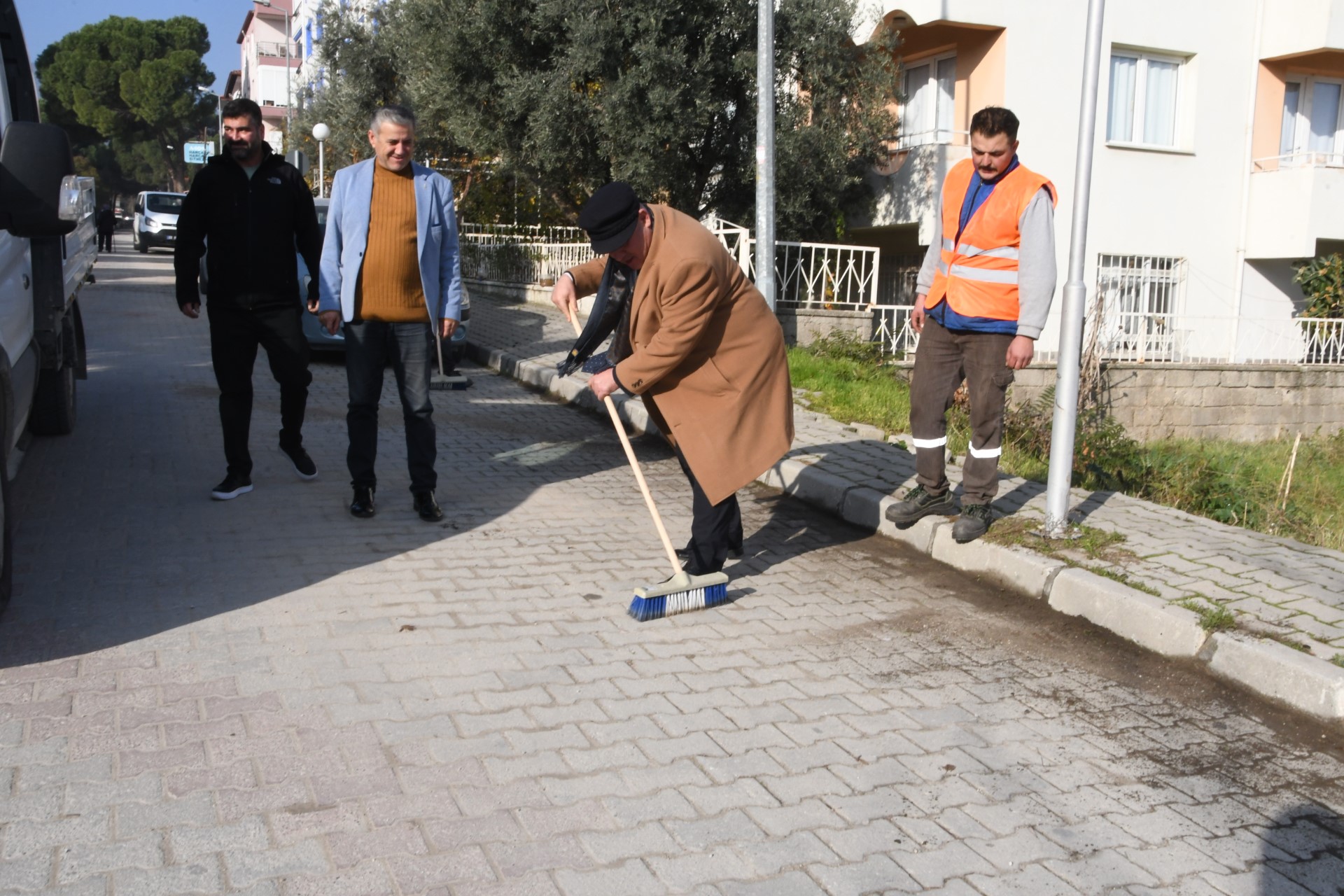 SÜPÜRGEYİ ELİNE ALAN BAŞKAN, TEMİZLİK YAPTI