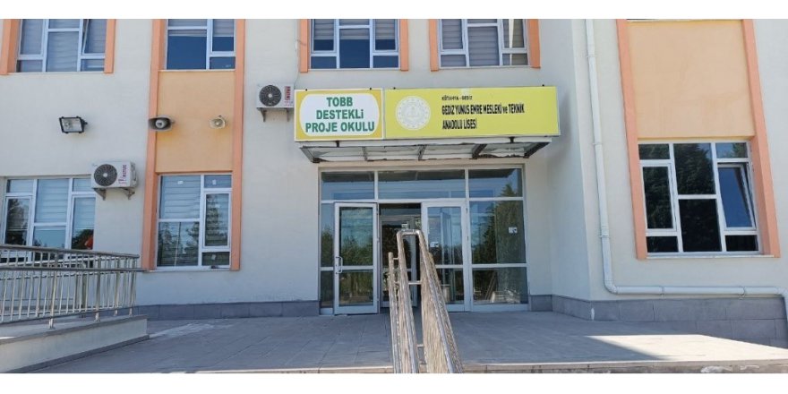 Gediz’de öğretmen evinde ölü bulundu
