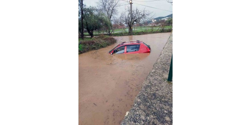 Aşırı yağış sonrası ovayı su bastı, araç su altında kaldı