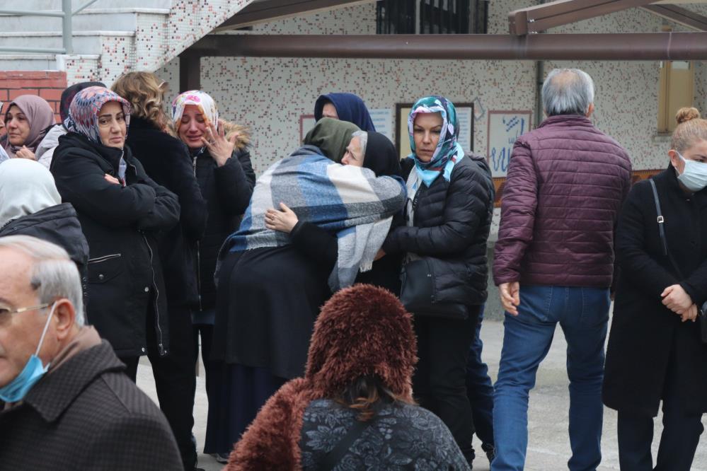 İzmir’deki doçent vahşetinde anneanne ve torunu son yolcuklarını uğurlandı