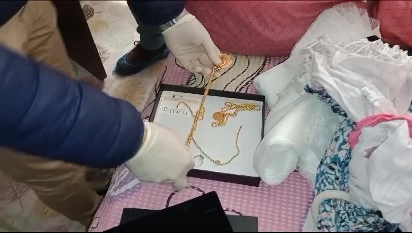 Arkadaşlarının günde gördüğü altınlarını, anahtarı kopyalayarak çaldı