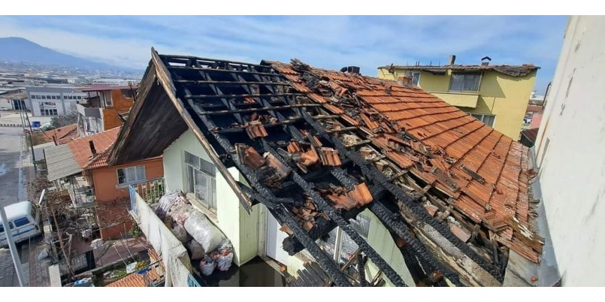3 katlı binanın çatı katında çıkan yangın paniğe neden oldu