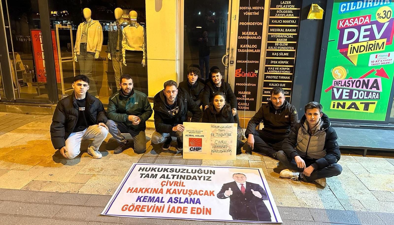 CHP İl Binası Önünde Gece Yarısı Protesto