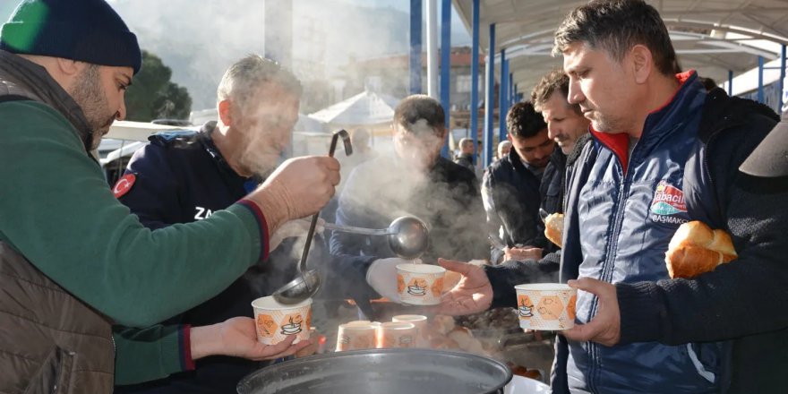 Babadağ Belediyesi geleneksel çorba hayrıyla esnafın içini ısıttı