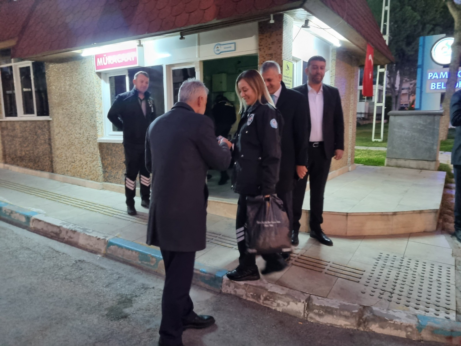 Başkan Adayı Berberoğlu, Belediye Çalışanlarını Kapıda Karşıladı