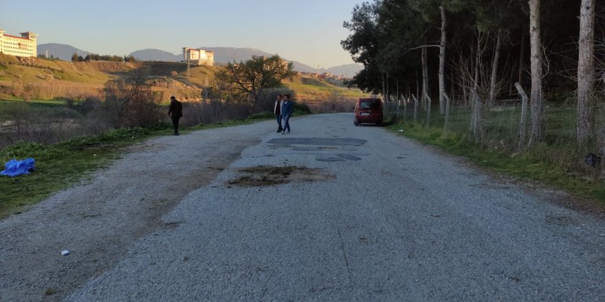 Eşi ile eski çalışanını parkta yakalayan koca cinnet getirdi: 1’i ağır 2 yaralı