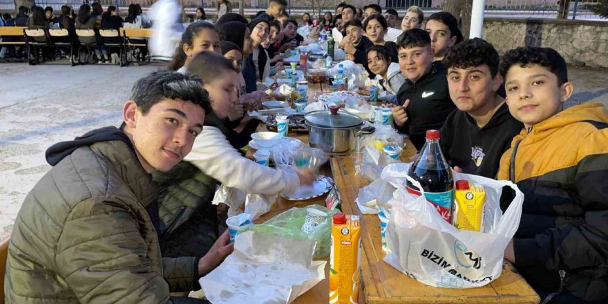 Öğretmen ve öğrenciler bir araya geldi, 175 kişilik iftar yapıldı