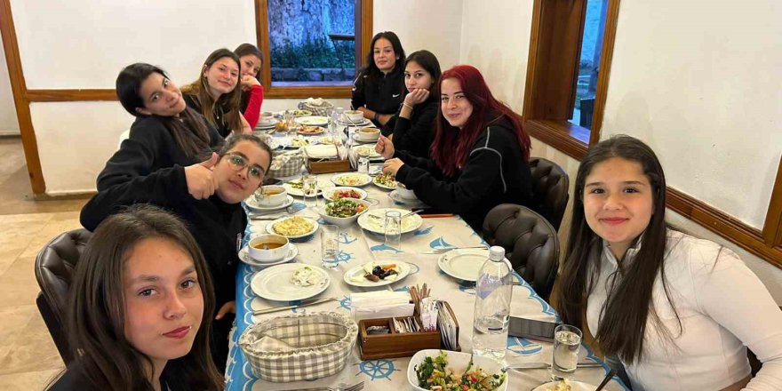 Türkiye Şampiyonu Ege Yıldızları Hokey Takımı iftarda buluştu