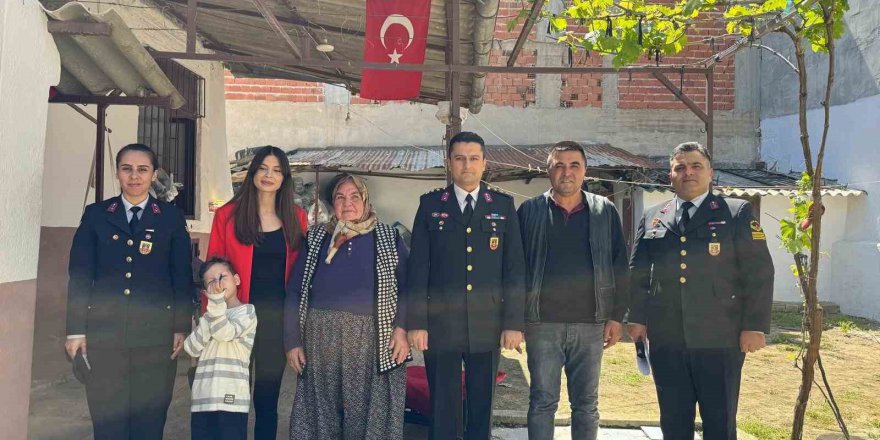 Salihli Jandarma şehit ailelerini bayramda unutmadı