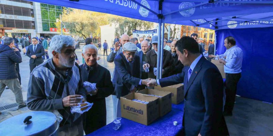 Başkan Aras’tan bayram sabahı vatandaşlara simit ve peynir