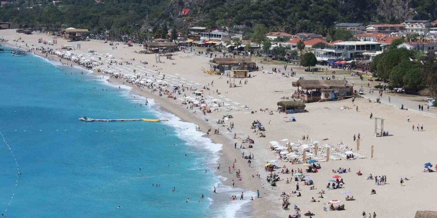 Ölüdeniz’de bayram yoğunluğu yaşanıyor