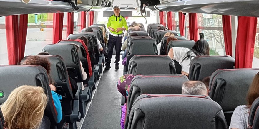 Kütahya’da sürücü ve yolcular emniyet kemeri ve çocuk koltuğu konusunda bilgilendirildi