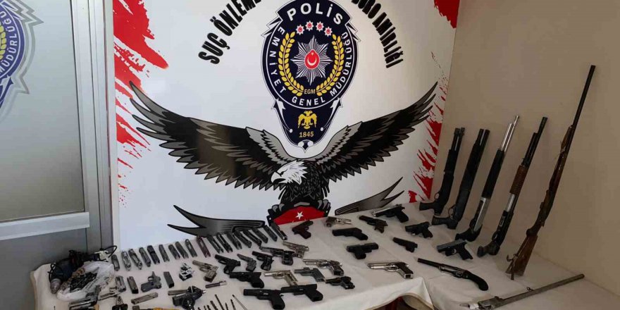 İzmir’de yasa dışı silah ticareti yapan sevgililer yakalandı