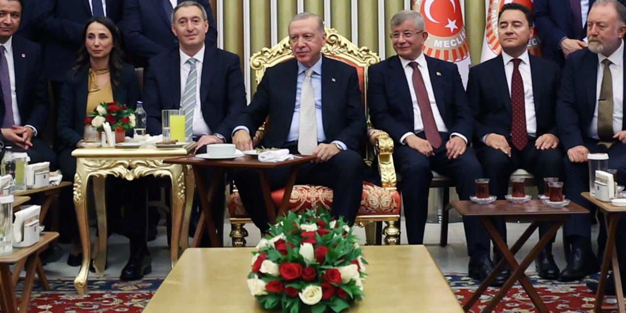 'Erdoğan Davutoğlu'nu çağırınca sevinçle içeri girdi!'