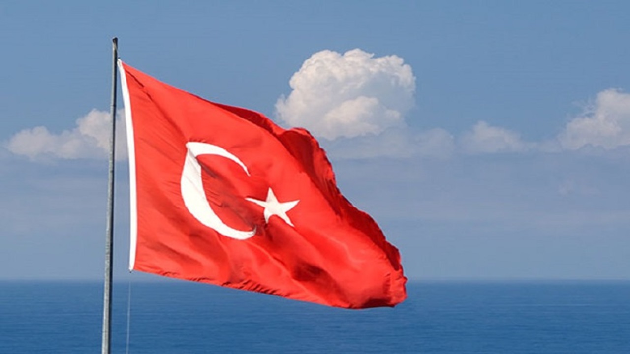 Terör Örgütü Türk Bayrağına saldırdı