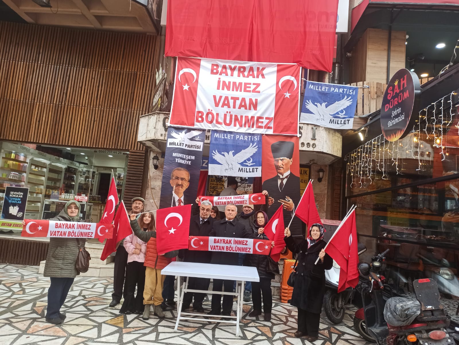TÜRK BAYRAĞINA UZANAN ELLER KIRILMALIDIR!