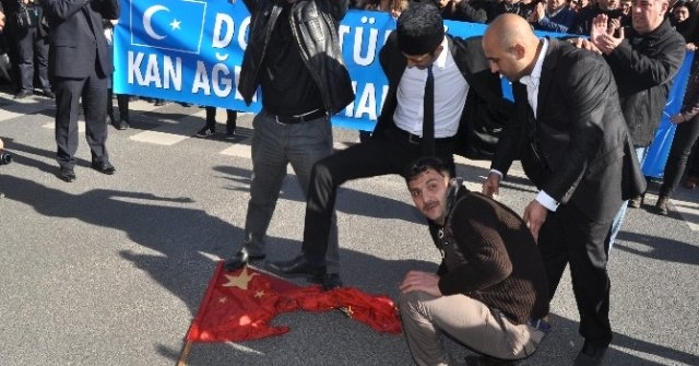 Ülkücüler Soydaşları için Çin Bayrağını Yaktı