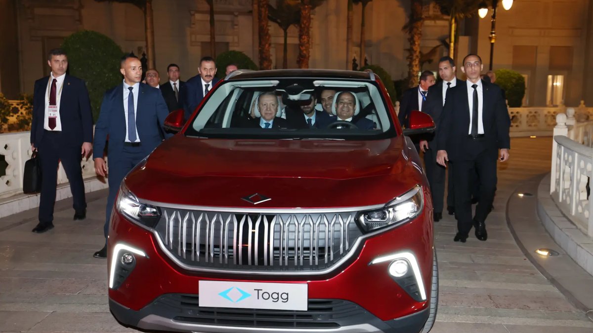 Erdoğan, Sisi'ye Togg hediye etti