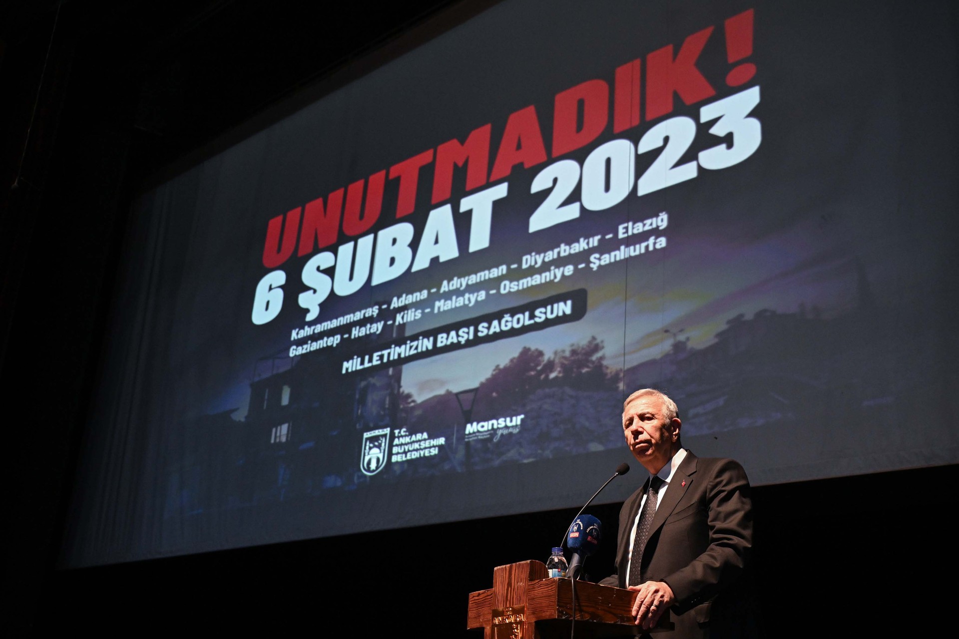 MANSUR YAVAŞ’TAN DEPREMZEDELERE: “BAŞIMIZIN ÜSTÜNDE YERİNİZ HAZIR” 