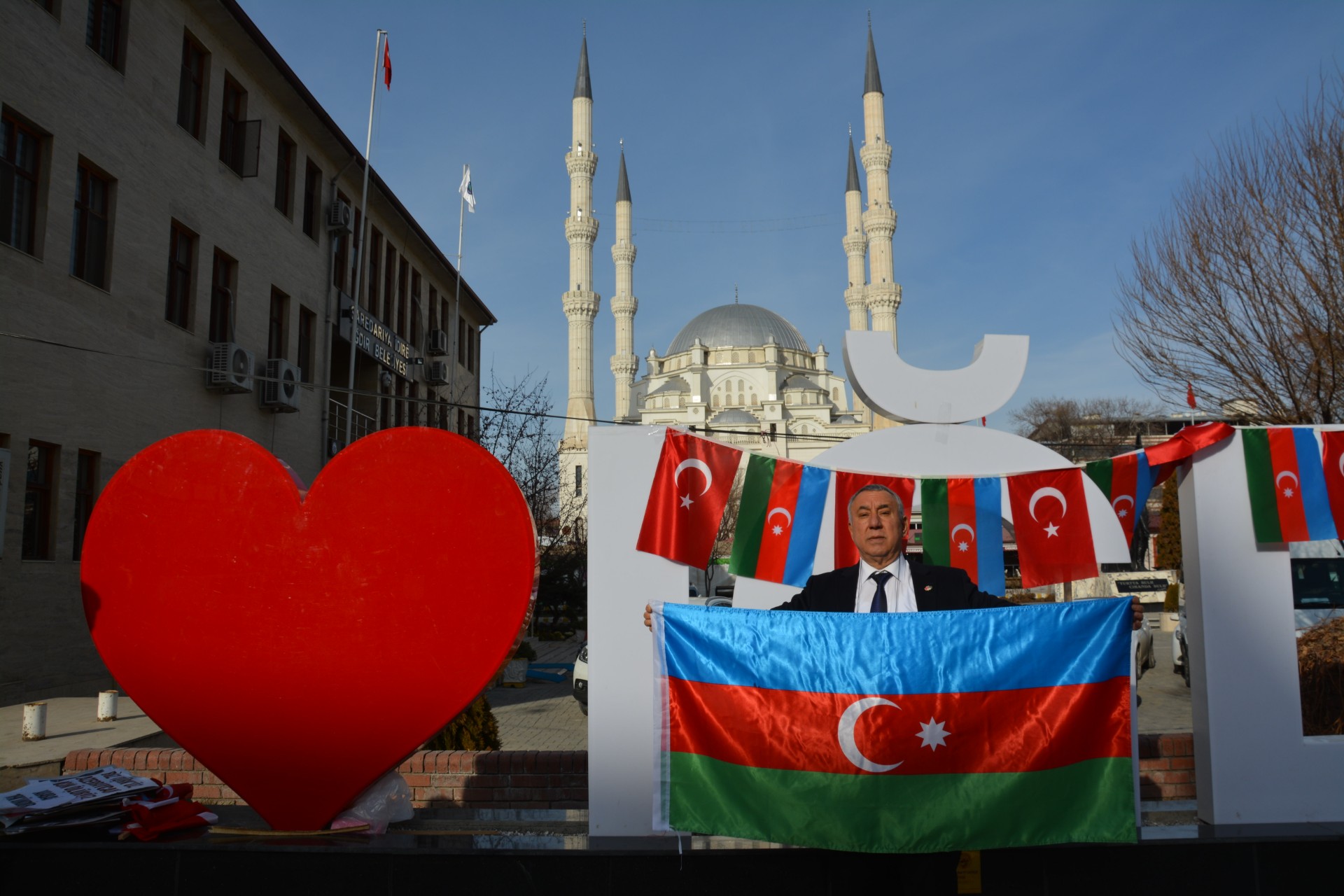 SERDAR ÜNSAL "24 NİSAN BİR ERMENİ VE EMPEYALİST YALANIDIR"DEDİ.