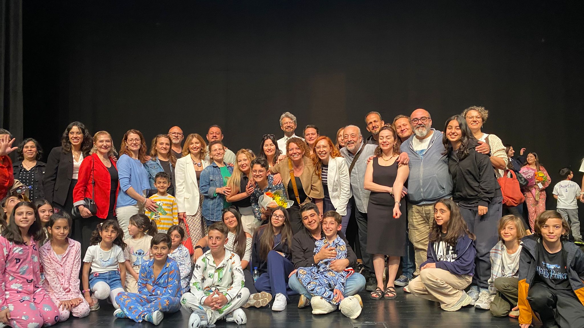 Cumhuriyet Çocukları Sahne Işıkları Altında Aydınlanıyor 