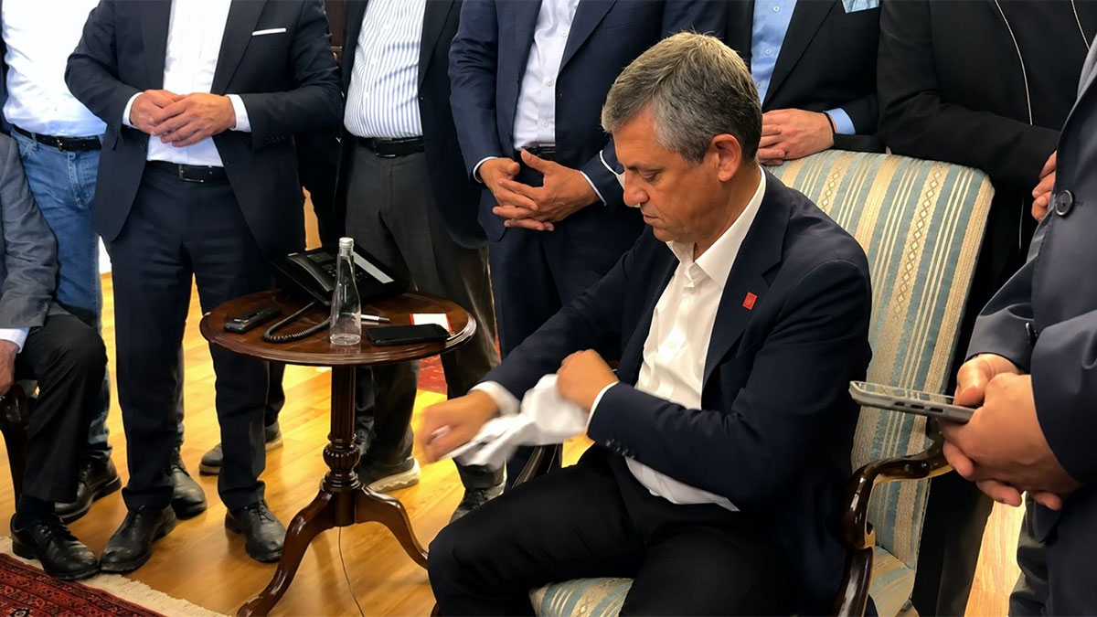 Özgür Özel'in Yırtıp Attığı Şey Neydi ?