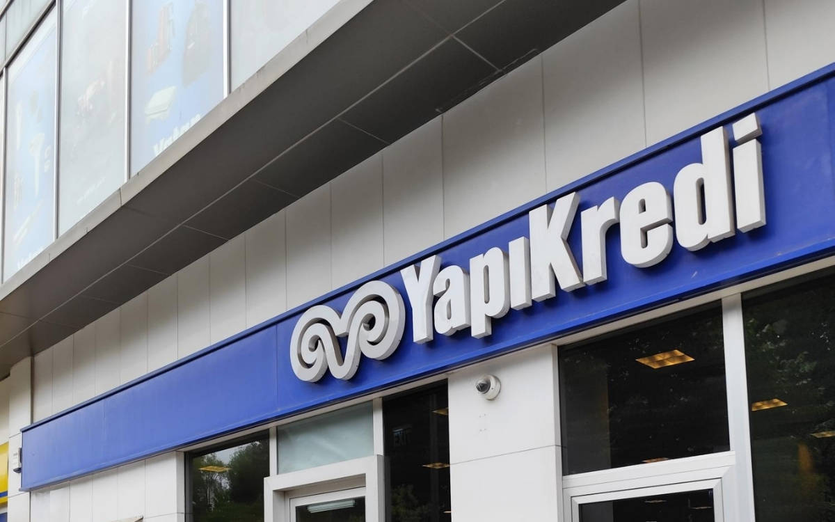 Yapı Kredi'ye kurşun yağdırdılar