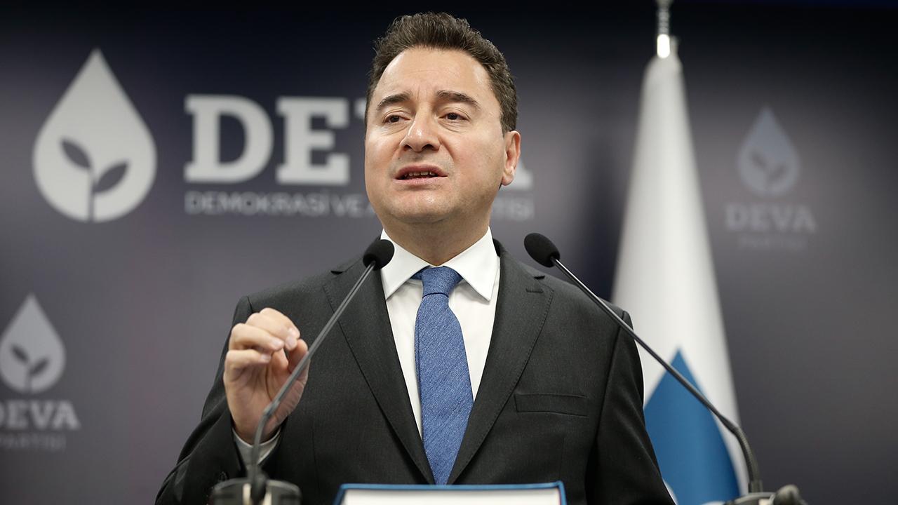 Sopa gösterip “tepenize çökeriz” diyorlar
