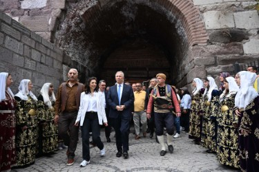 YAVAŞ: “KENTLER TARİHLERİYLE YAŞAR”