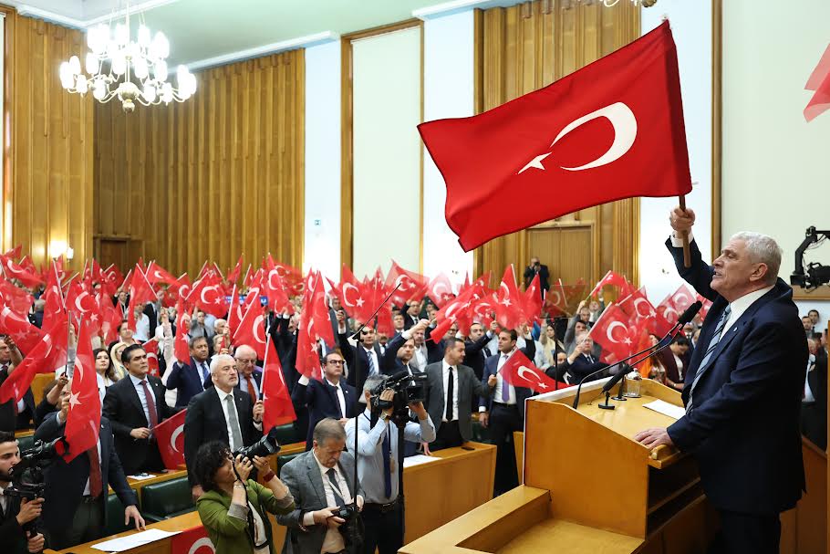 Müsavat Dervişoğlu ''Bayrak Kaldırıyorum