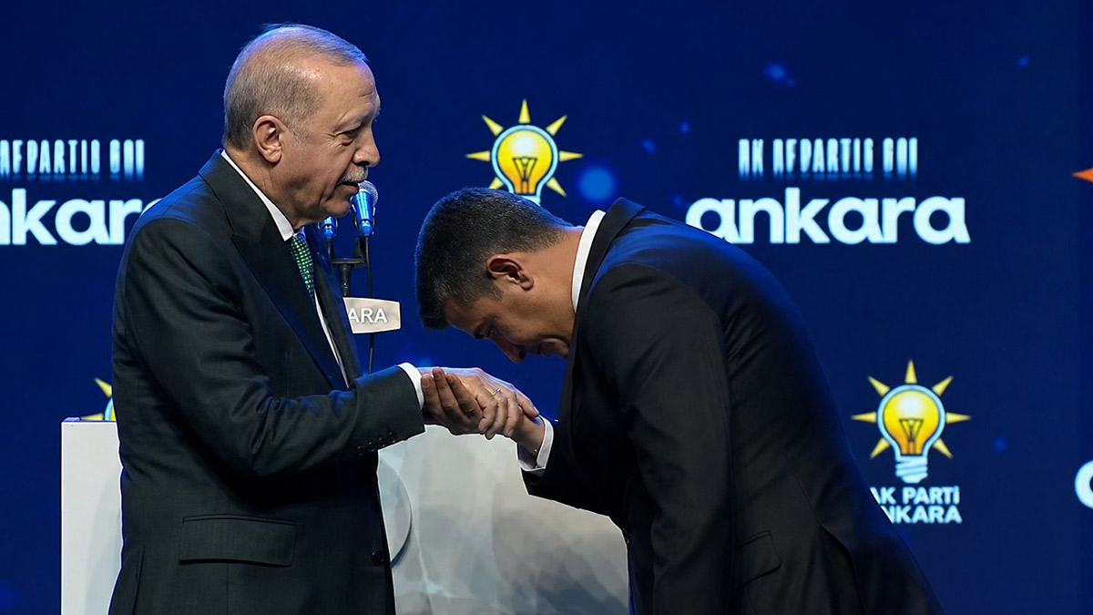 Erdoğan'ın elini öptü AKP'ye Katıldı