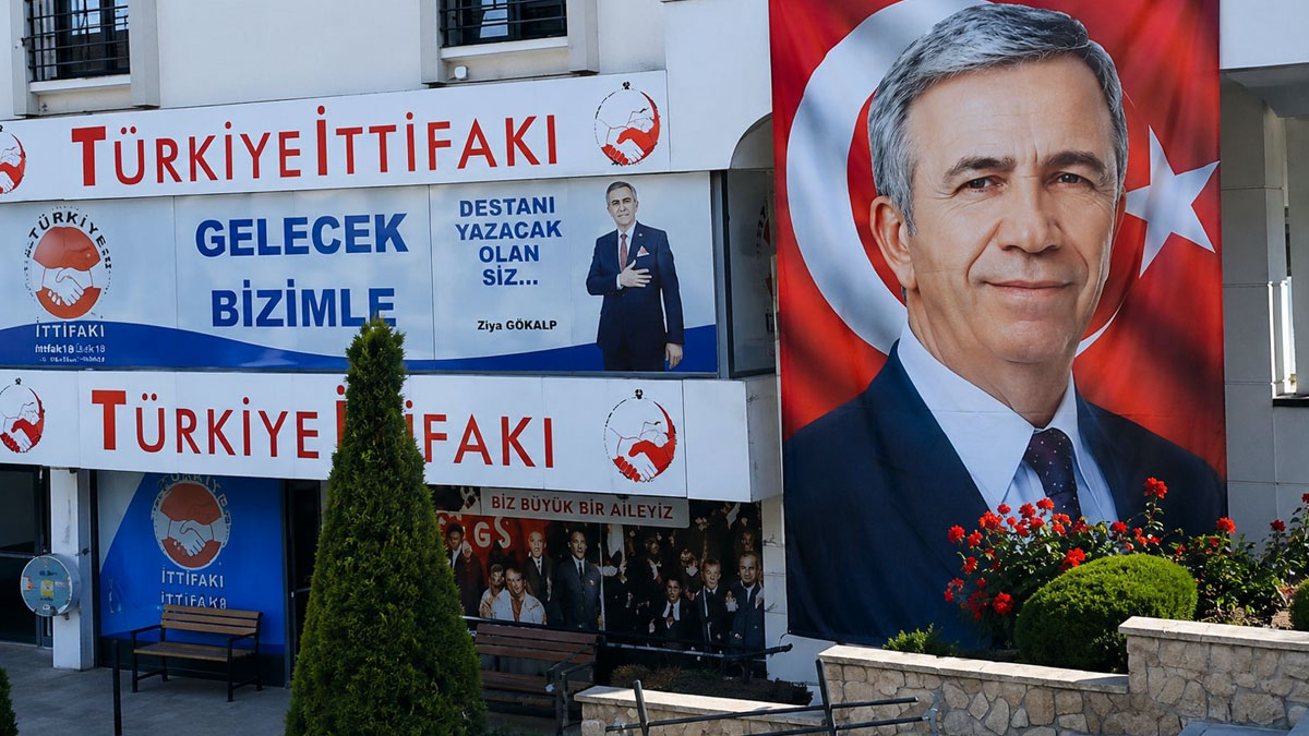 O poster 3 yıldır ABP'nin önünde asılı