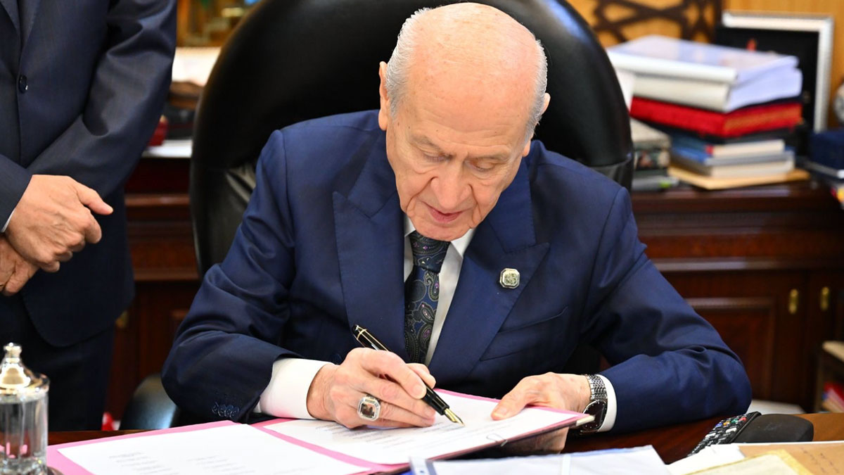 Yasaya İlk imza Bahçeli’den