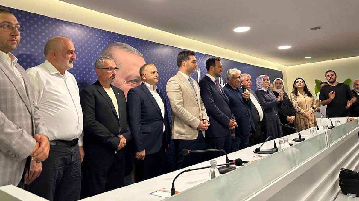 Üsküdar’da dört CHP’li meclis üyesi AK Parti’ye geçti