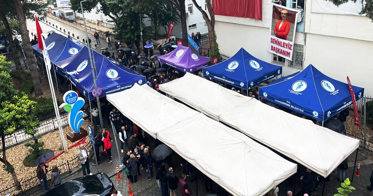 YAĞMUR ALTINDA ŞENİZ DOĞAN’A DESTEK