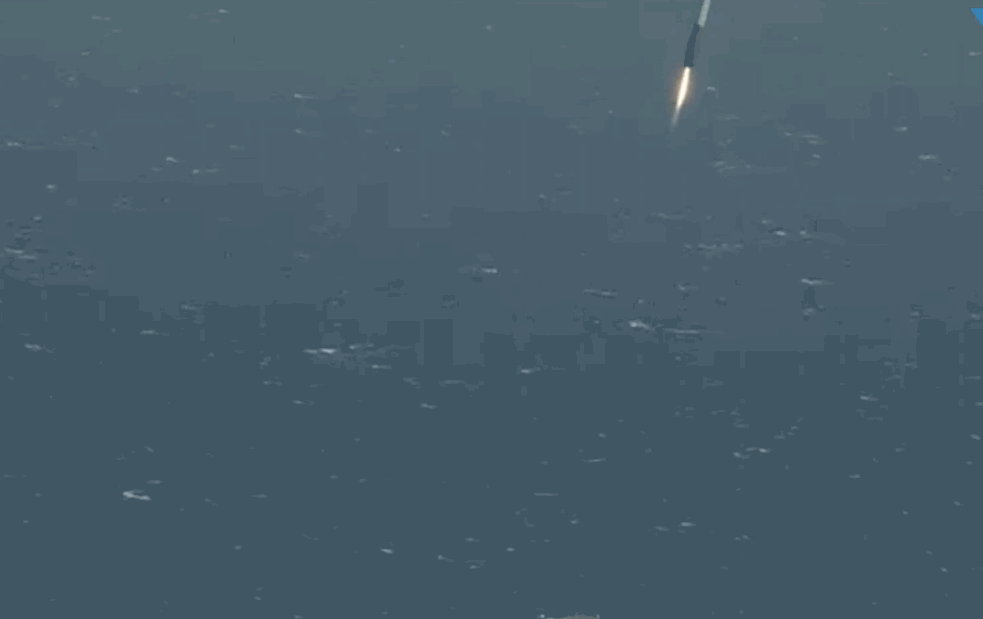 SpaceX'in Falcon 9 roketi okyanustaki platforma indi