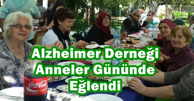 Alzheimer Derneği Anneler Gününde Eğlendi